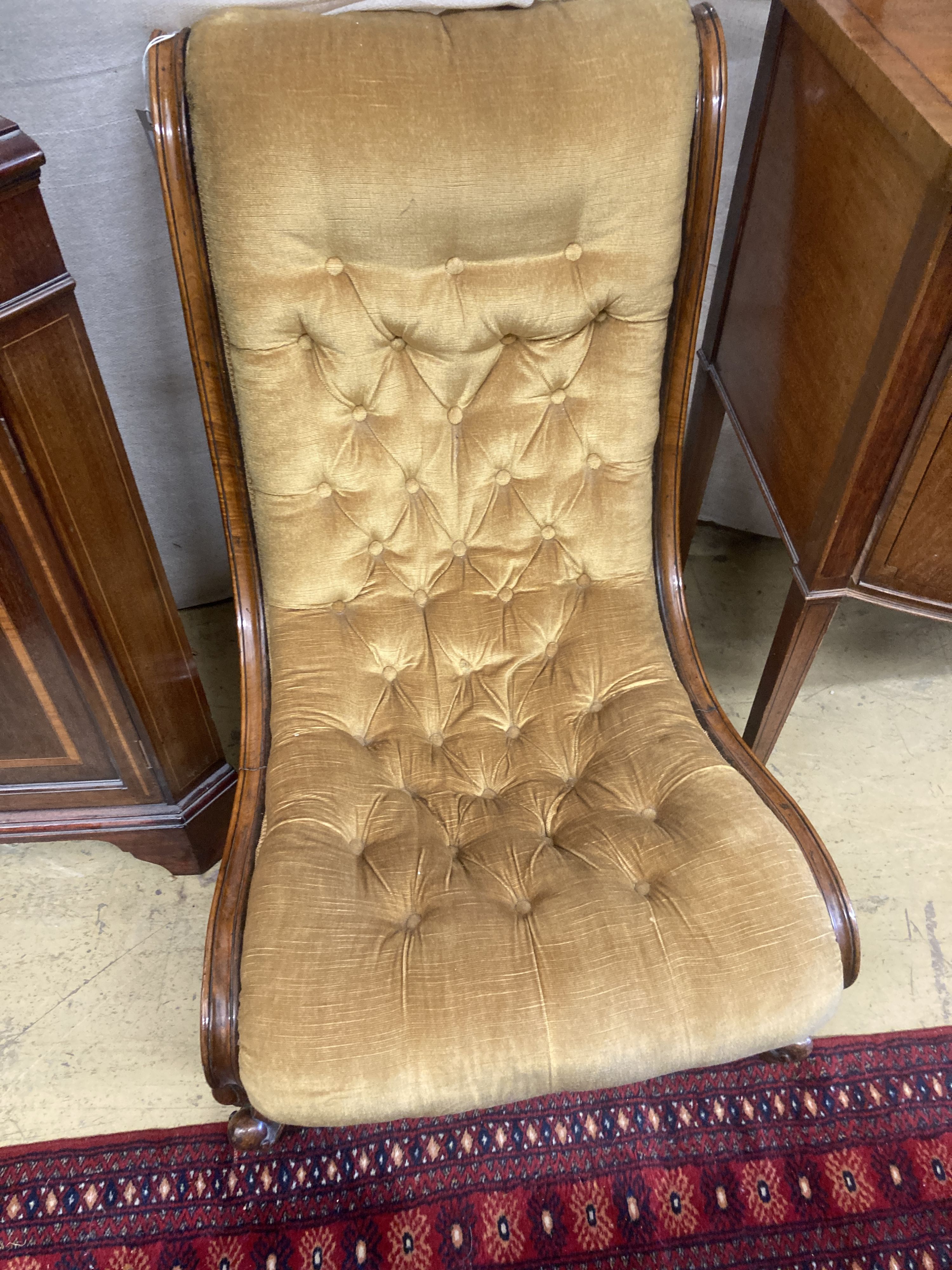 A Victorian walnut buttoned nursing chair, width 58cm, depth 80cm, height 80cm